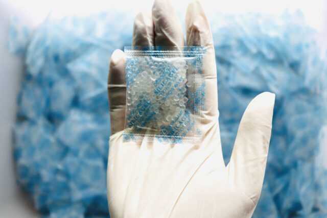 Gói hút ẩm Silicagel dùng cho thực phẩm giúp chống ẩm và giữ độ giòn
